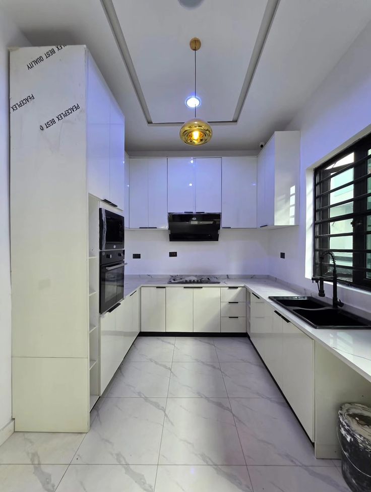 تصميم مطبخ ألمنيوم بلون بيج دافئ عصري